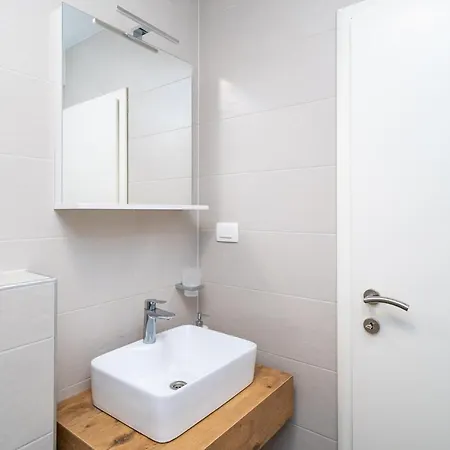 Awesome In Stara With Jacuzzi Apartamento Mokošica
